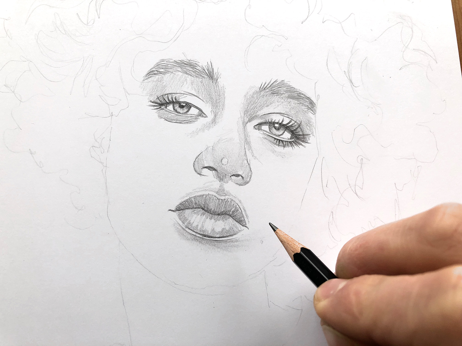 dessiner un portrait au crayon noir et blanc